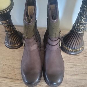 Ugg Boots color brown with zipper